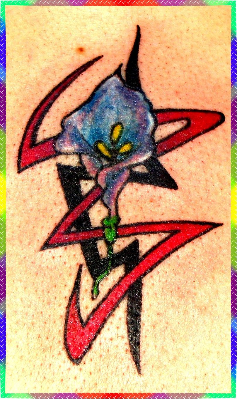 Orchidee mit roten Tribals Tattoo Recklinghausen STUDIO 45